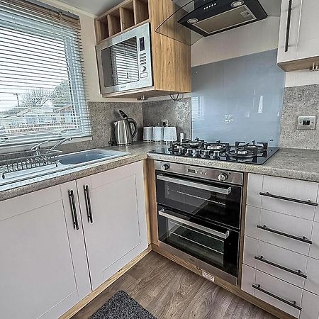 Beautiful Caravan For Hire With A Partial Sea View In Suffolk Ref 32042Az Lowestoft Bagian luar foto