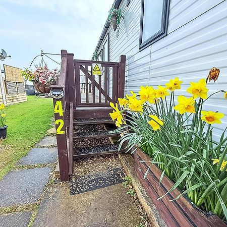Beautiful Caravan For Hire With A Partial Sea View In Suffolk Ref 32042Az Lowestoft Bagian luar foto
