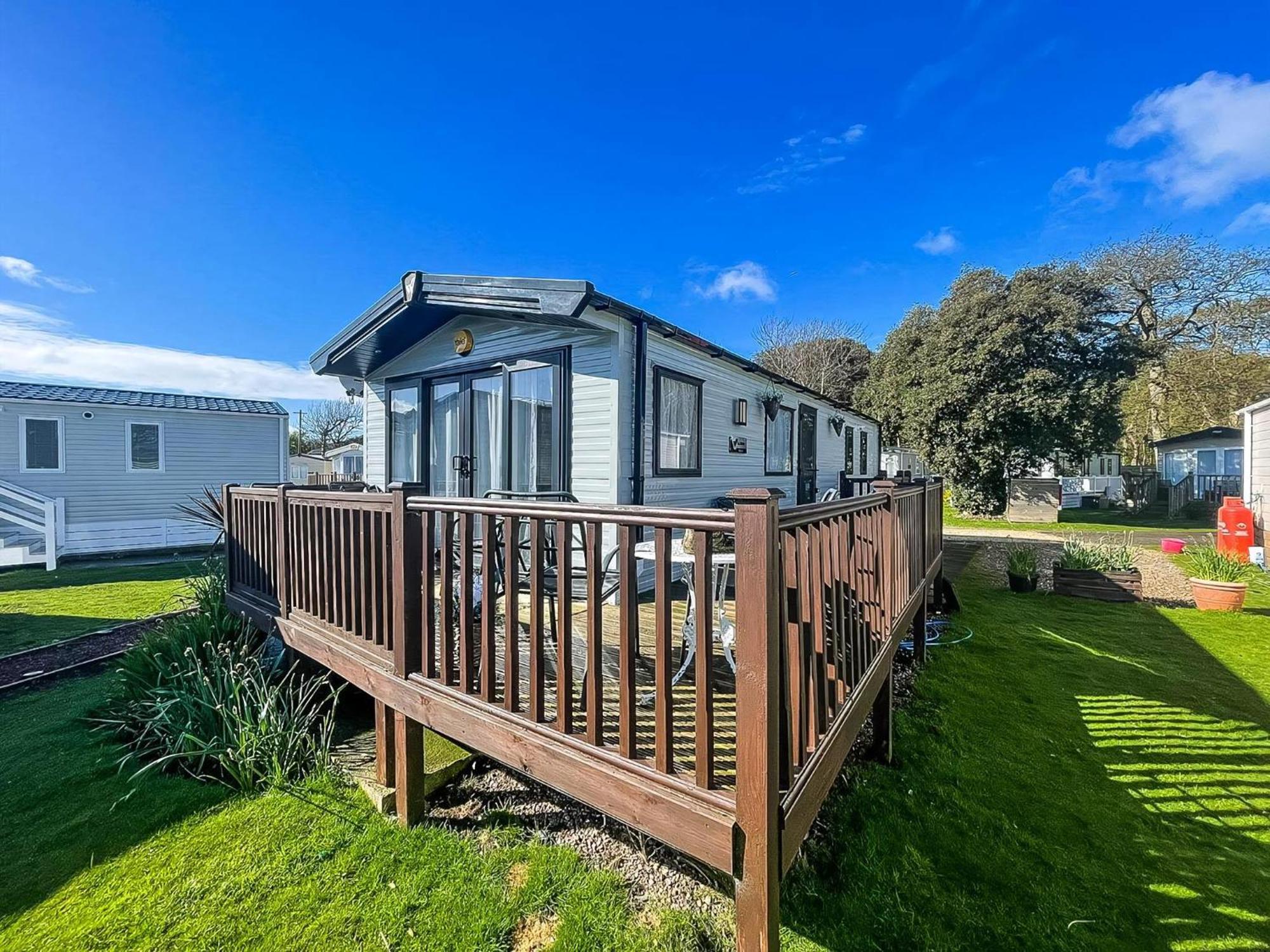 Beautiful Caravan For Hire With A Partial Sea View In Suffolk Ref 32042Az Lowestoft Bagian luar foto