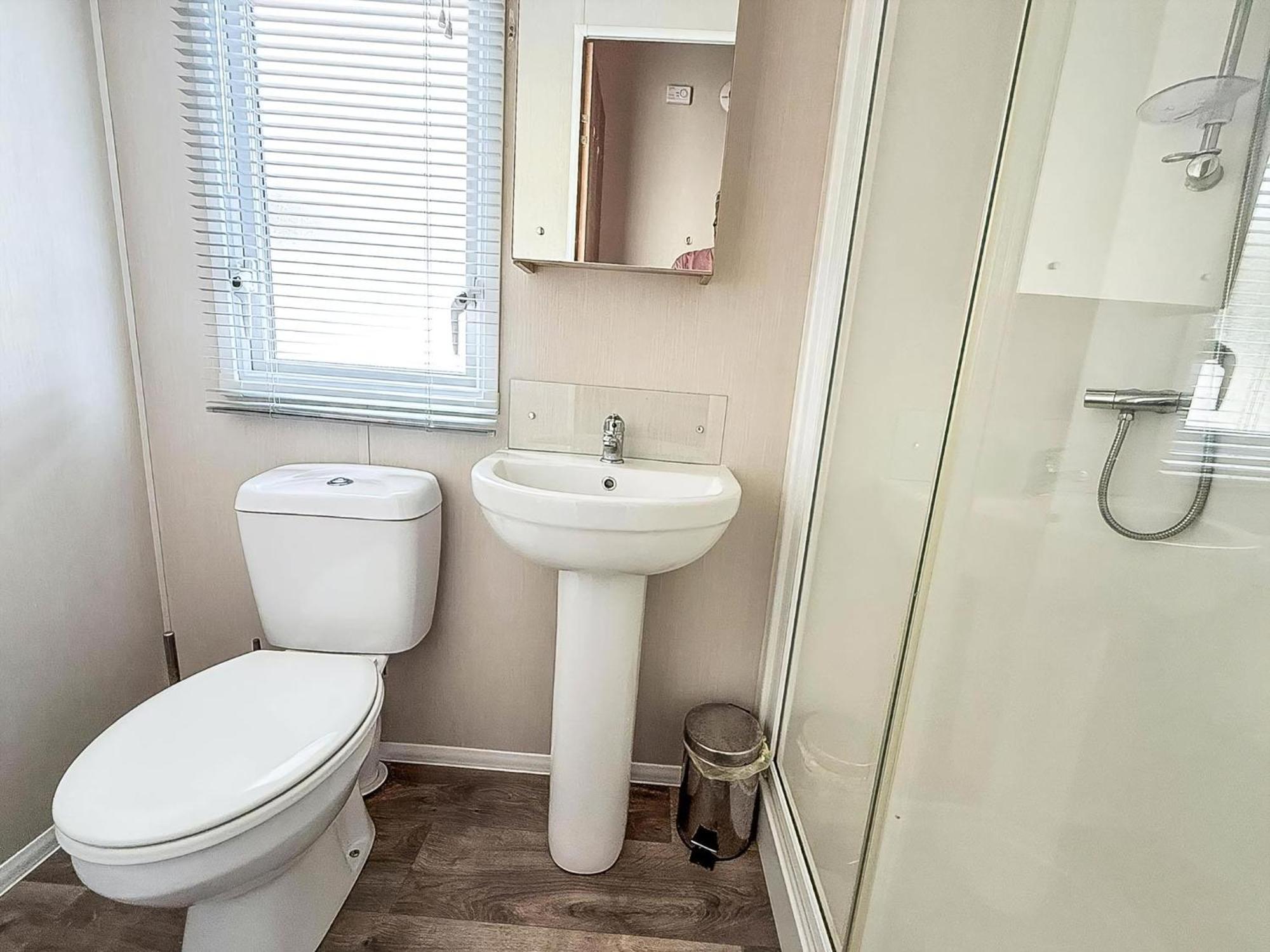 Beautiful Caravan For Hire With A Partial Sea View In Suffolk Ref 32042Az Lowestoft Bagian luar foto