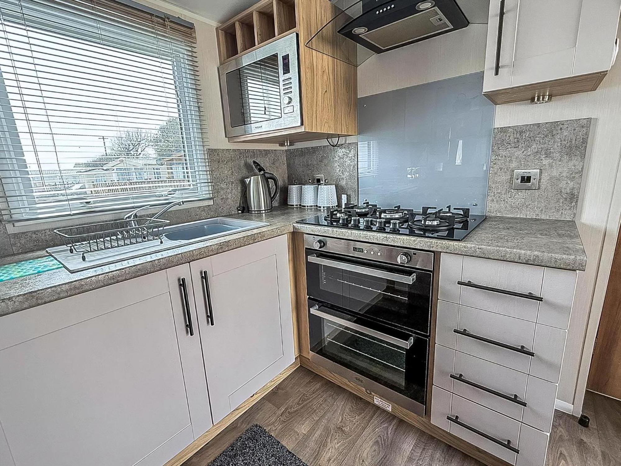 Beautiful Caravan For Hire With A Partial Sea View In Suffolk Ref 32042Az Lowestoft Bagian luar foto