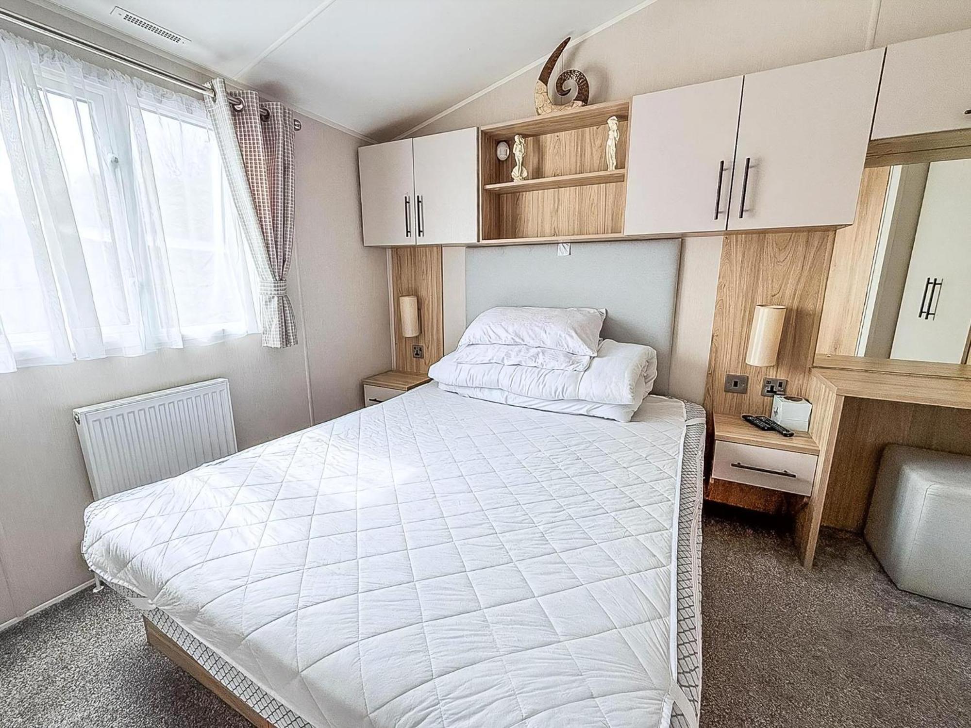 Beautiful Caravan For Hire With A Partial Sea View In Suffolk Ref 32042Az Lowestoft Bagian luar foto