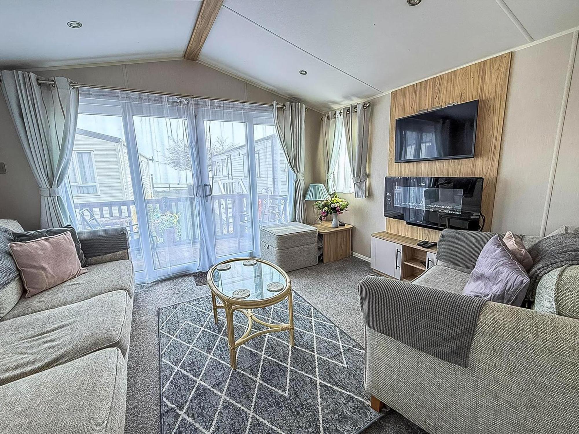 Beautiful Caravan For Hire With A Partial Sea View In Suffolk Ref 32042Az Lowestoft Bagian luar foto