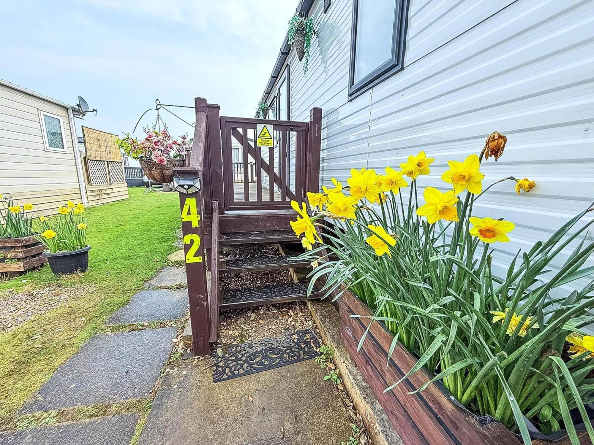 Beautiful Caravan For Hire With A Partial Sea View In Suffolk Ref 32042Az Lowestoft Bagian luar foto