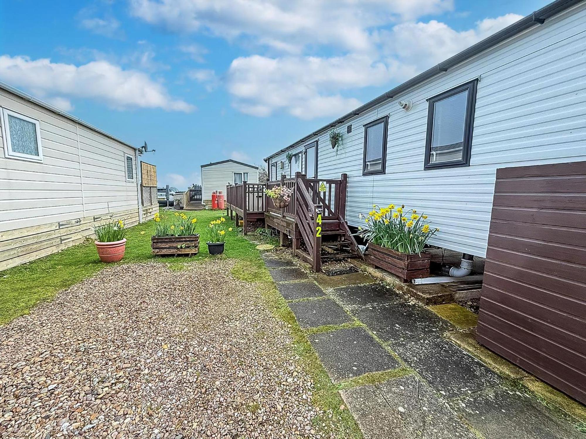Beautiful Caravan For Hire With A Partial Sea View In Suffolk Ref 32042Az Lowestoft Bagian luar foto