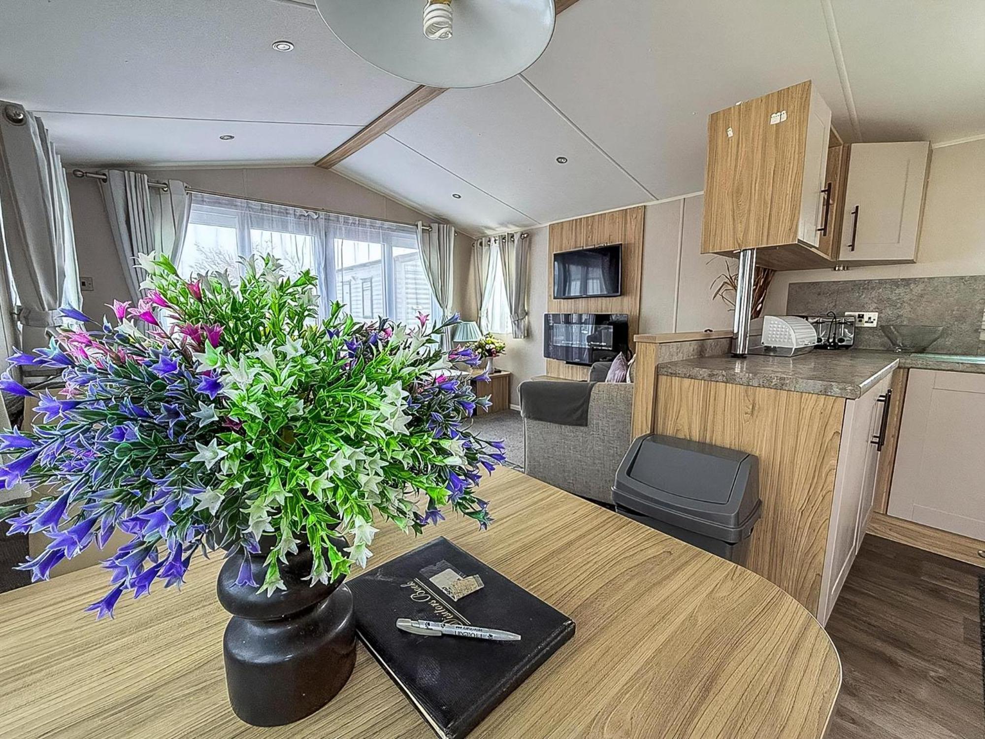 Beautiful Caravan For Hire With A Partial Sea View In Suffolk Ref 32042Az Lowestoft Bagian luar foto